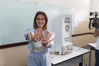 Soraya Thronicke vota e é vaiada em Campo Grande, no MS