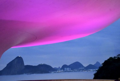 MAC recebe iluminação especial e chama atenção para Outubro Rosa
