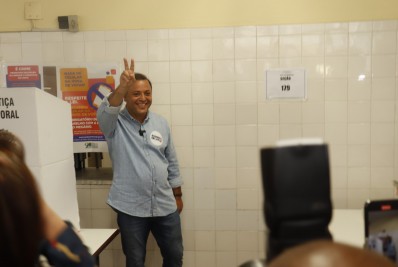 Rodrigo Neves demonstra confiança ao votar e afirma: 