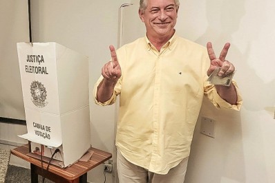 Ciro Gomes vota em Fortaleza e reafirma desejo de 'parar' em caso de derrota