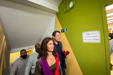 À frente nas pesquisas, Fernando Haddad vota em escola de São Paulo