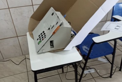 Vídeo: Eleitor destrói urna eletrônica a pauladas em Goiânia