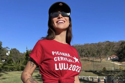 Bianca Andrade posa de camiseta e biquíni em apoio ao ex-presidente Lula