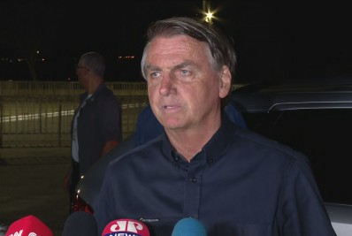 Bolsonaro descredibiliza pesquisas e afirma que vai participar de debates no segundo turno