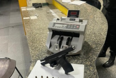 PM prende suspeito de tráfico de drogas em comunidade em Macaé