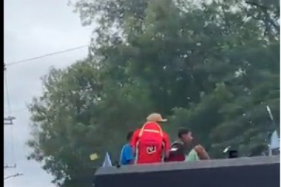 Blindado da PM é cercado por populares no Complexo da Maré