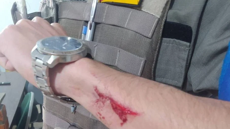 Eleitor fere policial após ser impedido de entrar para votar com faca