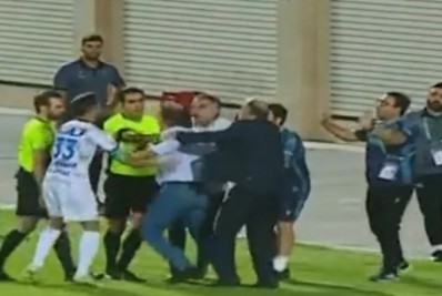 Ex-técnico do Vasco tem pênalti a favor, é expulso e parte para cima do juiz