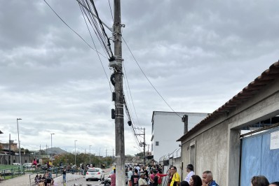 Eleitores esperam 6h na fila para votar em Queimados