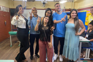 'População precisa de paz', diz Romário ao votar em escola na Zona Norte