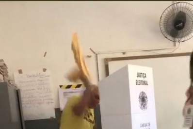 Eleitor quebra urna eletrônica com um soco e grita 'Bolsonaro' na Paraíba