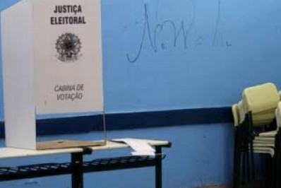 Mulher tira foto do próprio voto na urna e é presa no Amapá