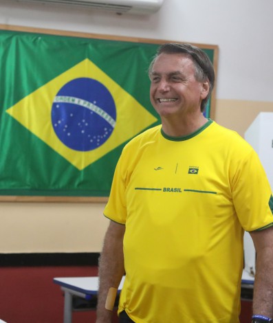 O candidato à reeleição votou numa escola na Vila Militar, no Rio