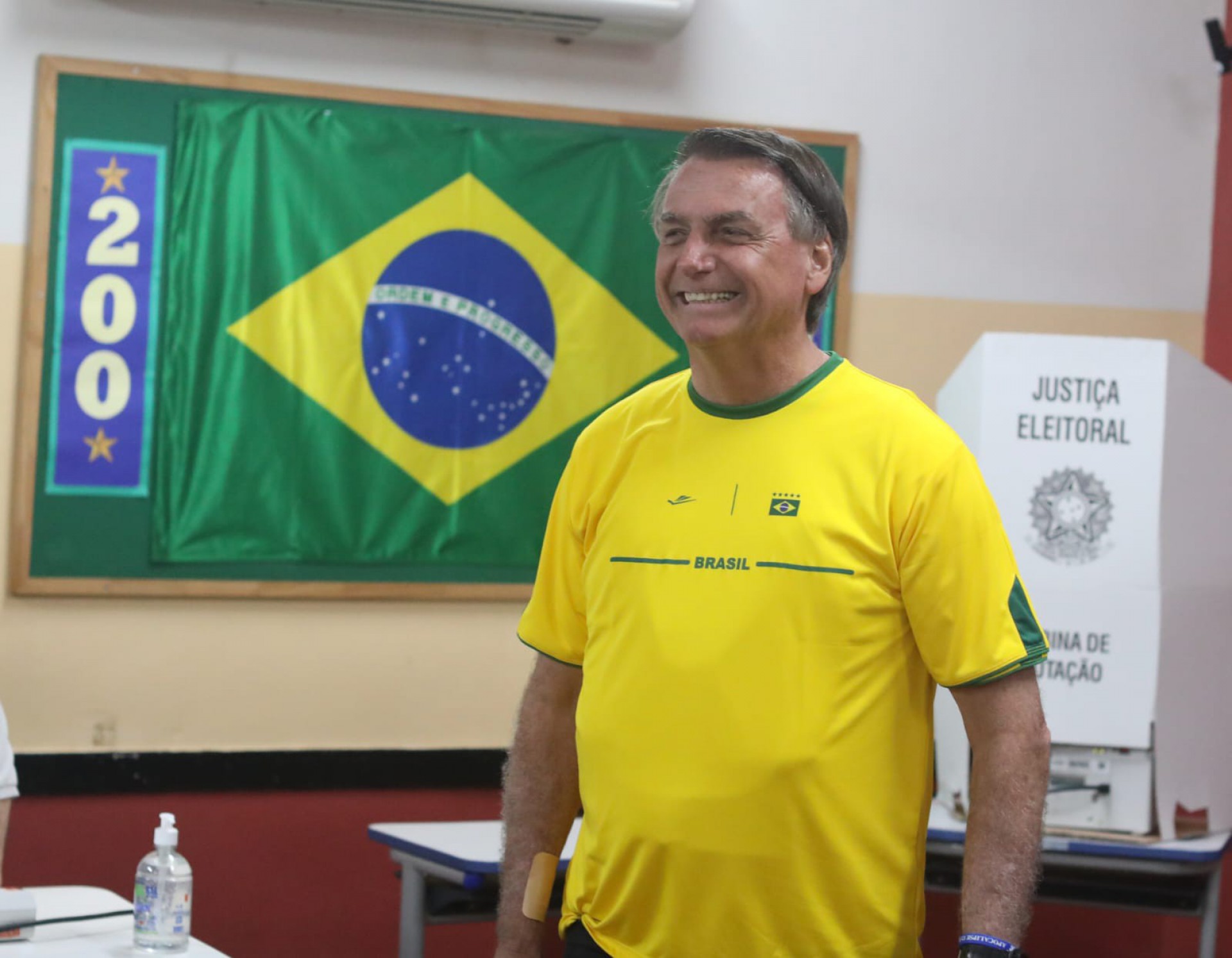 Bolsonaro votou na manhã deste domingo (2) na Vila Militar, em Deodoro, Zona Oeste do Rio - Pedro Ivo / Agência O DIA 