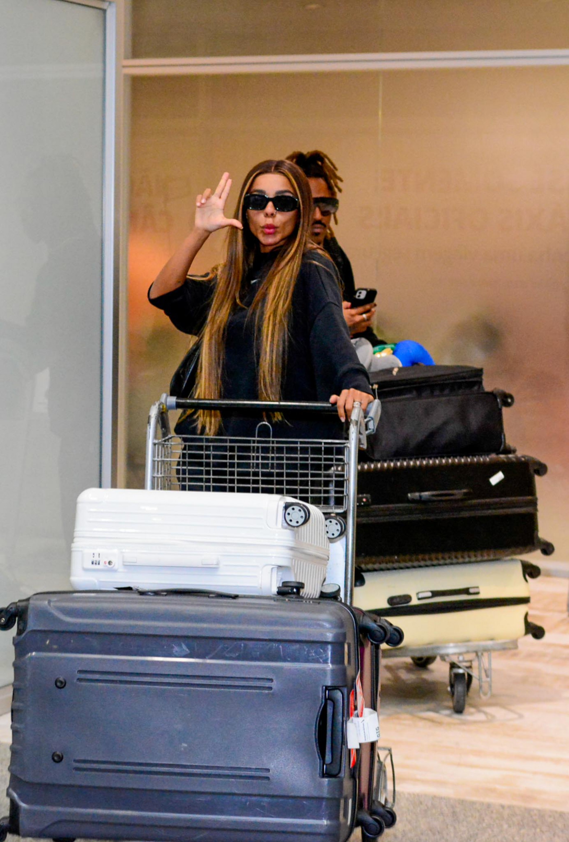 Após viagem internacional, Brunna Gonçalves desembarca fazendo o 'L' em apoio ao ex-presidente Lula - Webert Belicio / AgNews