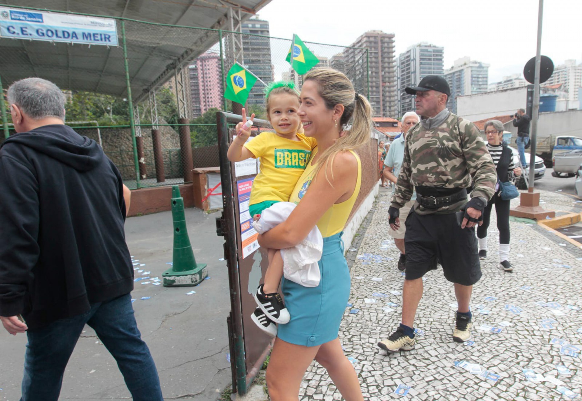 Priscila Fascioli levou a filha Maria Eduarda, de 2 anos, para votar com ela na Zona Oeste do Rio - Reginaldo Pimenta/ Agência O Dia