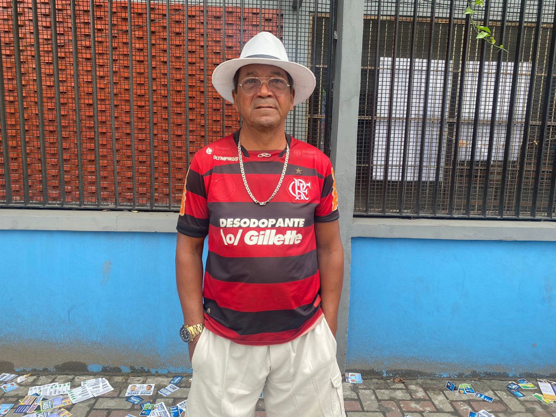 Ricardo Viana dos Santos, de 69 anos, compareceu à Escolha Municipal Joseph Bloch, em Parada de Lucas, Zona Norte do Rio para votar - Larissa Herbas/ Agência O Dia