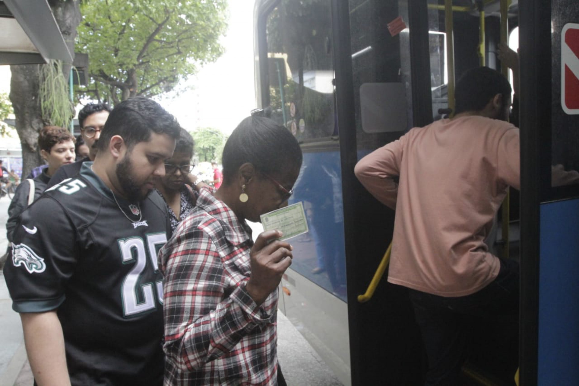 'Sendo de graça, é tudo mais fácil para a pessoa votar e incentiva mais as pessoas', declarou a aposentada Sueli da Conceição - Marcos Porto/Agência O Dia