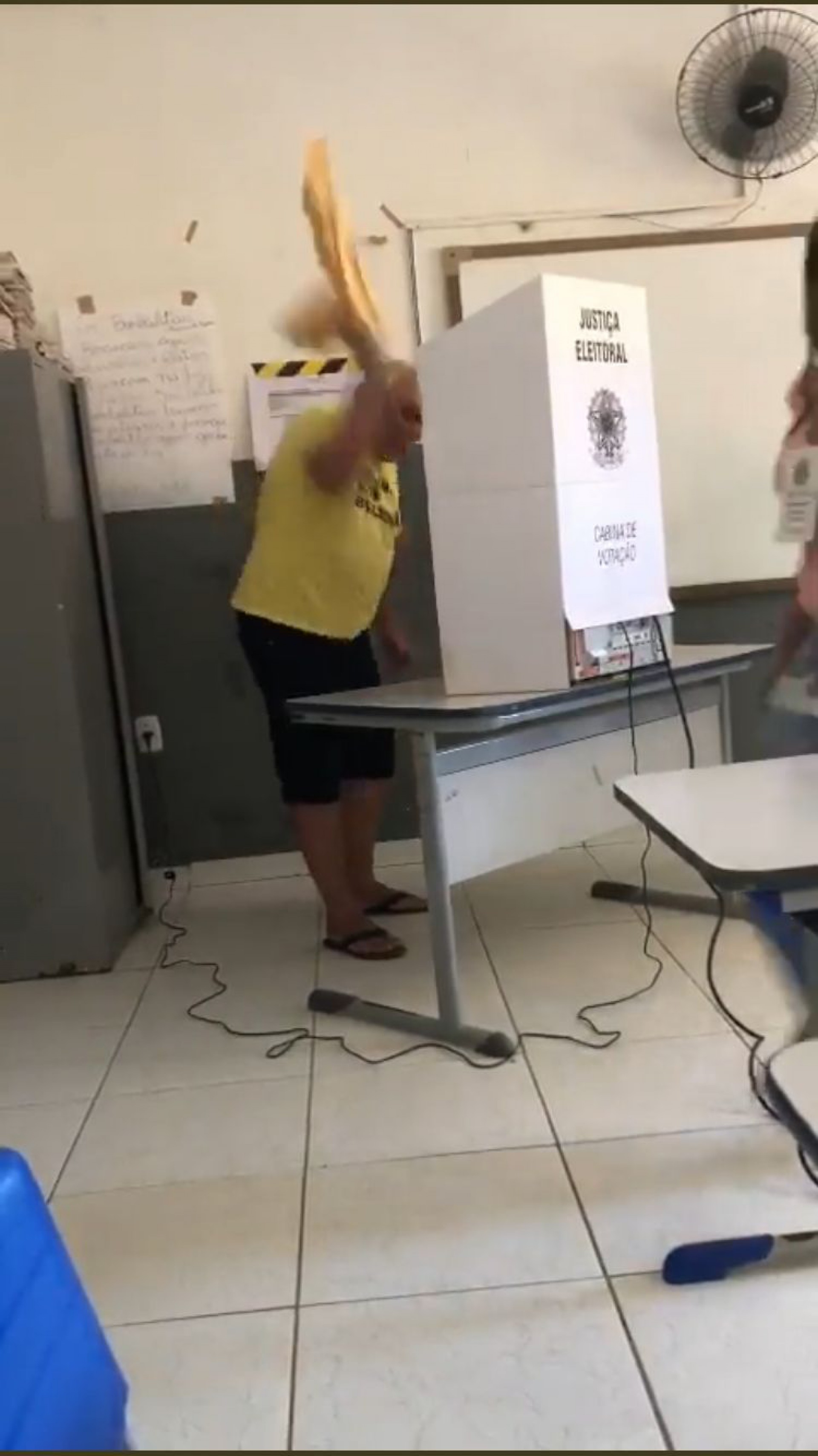 Homem quebra urna eletr&ocirc;nica com um soco