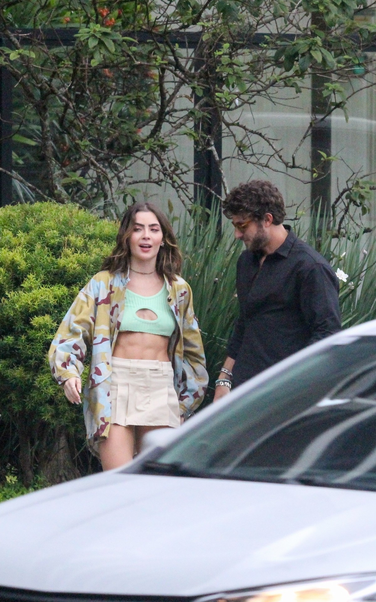 Jade Picon e Chay Suede gravam cenas de 'Travessia' no Rio