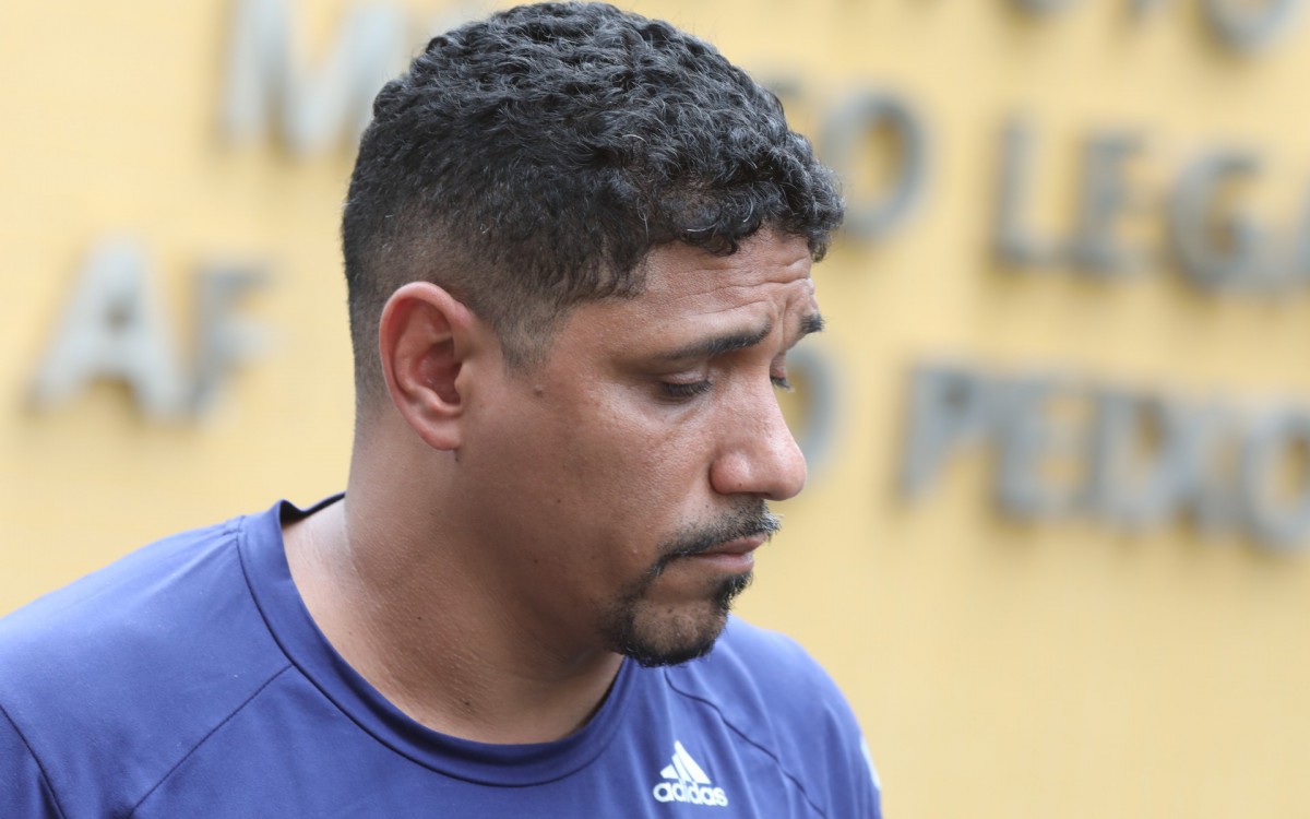 Primo da Thais Rodrigues, que foi morta pelo ex-namorado na Vila Kennedy, esteve ontem no IML - Pedro Ivo