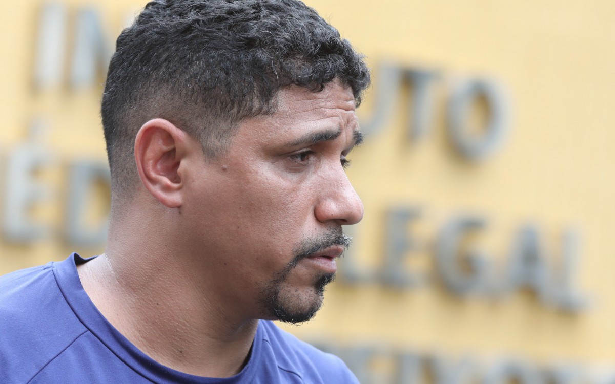 José Carlos Evaristo, 40 anos, esteve no IML, ele é primo da Thais Rodrigues de Abreu, que foi morta pelo ex-namorado na Vila Kennedy. Fotos: Pedro Ivo/Agência O Dia - Pedro Ivo/Agência O Dia