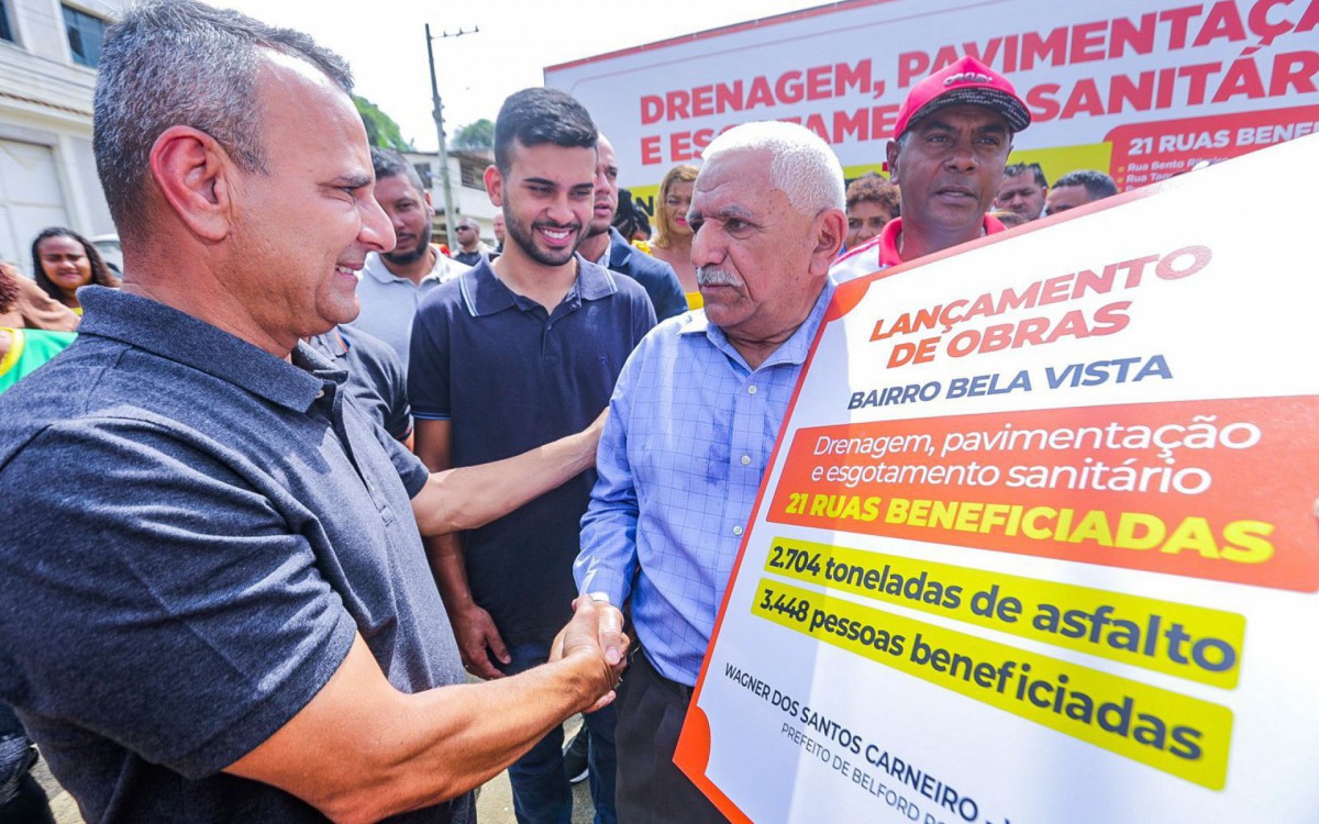 Waguinho cumprimenta o pastor Francisco, que h&aacute; 39 anos mora em Bela Vista