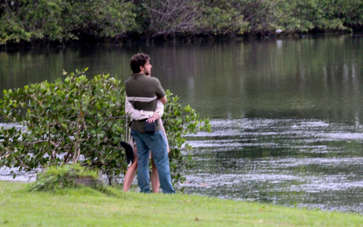 Jade Picon e Chay Suede gravaram cenas rom&acirc;nticas de Chiara e Ari, personagens de 'Travessia'