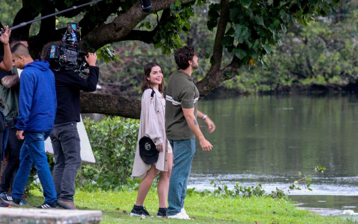 Jade Picon e Chay Suede gravaram cenas rom&acirc;nticas de Chiara e Ari, personagens de 'Travessia'