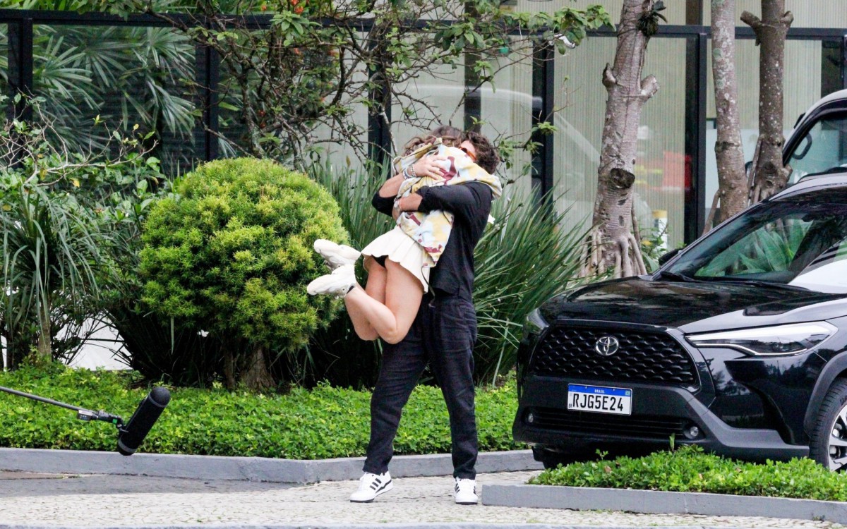 Jade Picon e Chay Suede gravam cenas de 'Travessia' no Rio