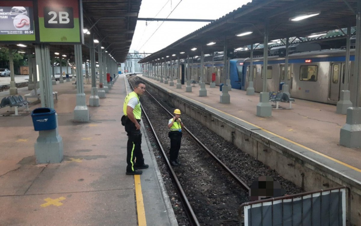 Homem foi atingido por um trem enquanto tentava furtar cabos na estação Central no Brasil, nesta segunda-feira (3)