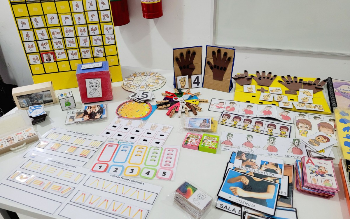 Profissionais da educa&ccedil;&atilde;o debateram propostas pedag&oacute;gicas pela educa&ccedil;&atilde;o bil&iacute;ngue