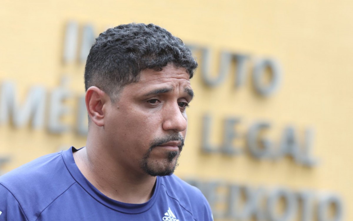 Jos&eacute; Carlos Evaristo, primo da v&iacute;tima, esteve no Instituto M&eacute;dico Legal (IML) nesta segunda-feira (3)