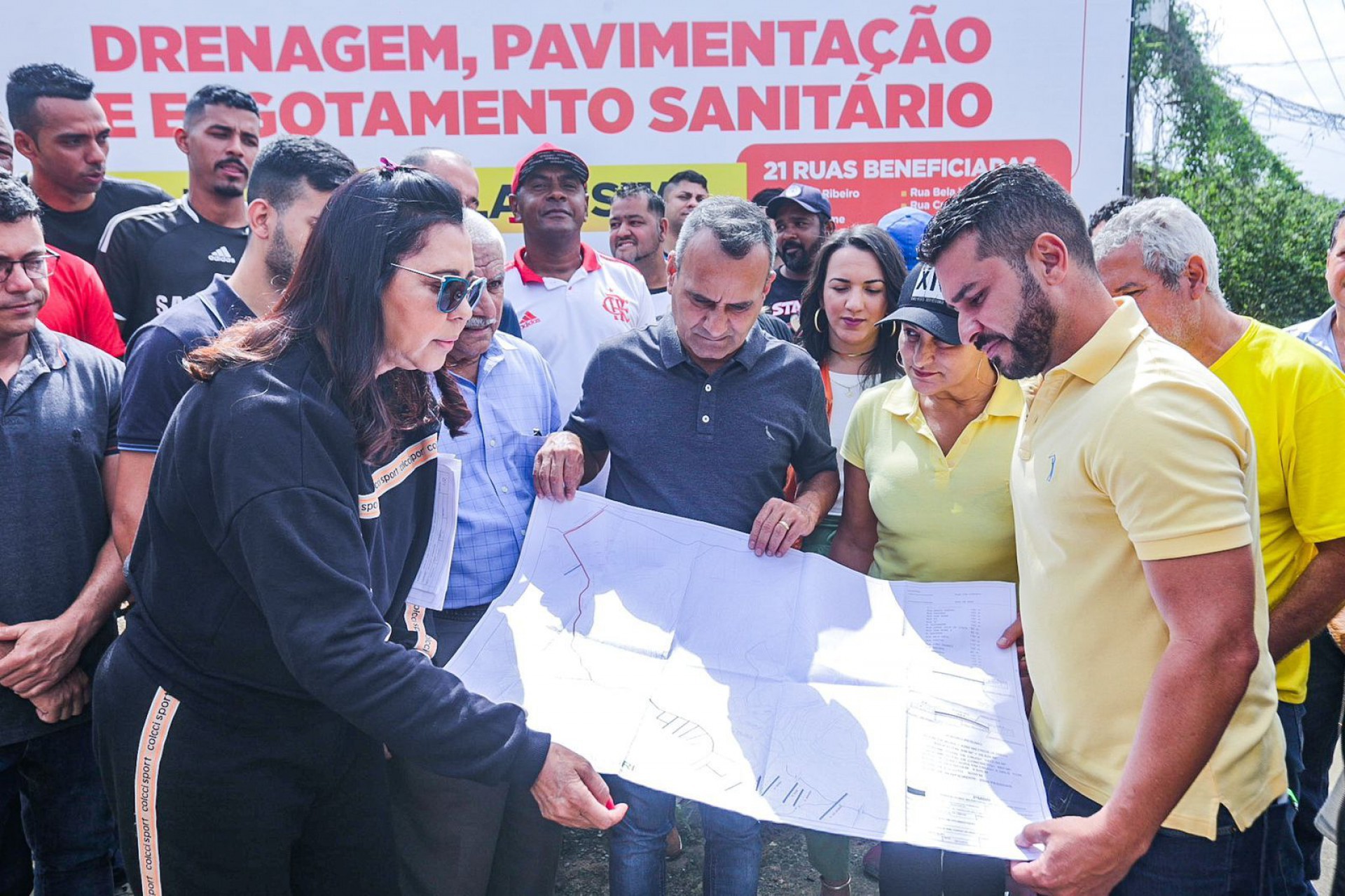 Prefeito Waguinho analisa o projeto que irá beneficiar 21 ruas no bairro Bela Vista - Rafael Barreto / PMBR