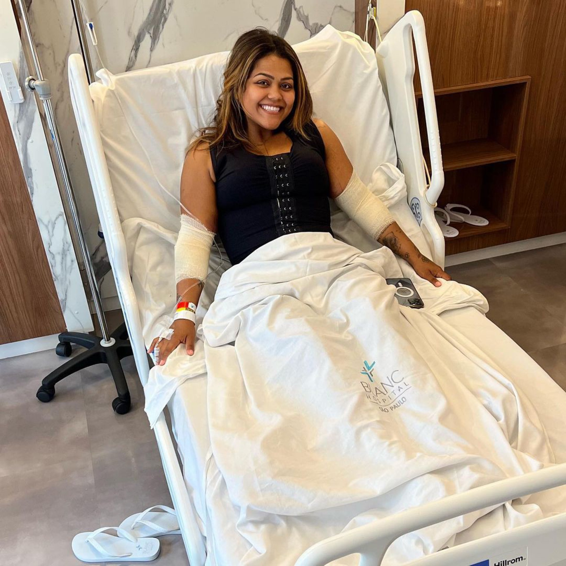 Camila Loures faz lipoaspiração - Reprodução Internet