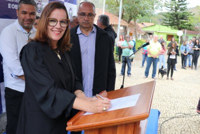 Prefeita Dayse Onofre assina ordem de início das obras de asfaltamento da estrada Tiradentes