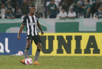 Coritiba apresenta proposta de empréstimo por Kanu, do Botafogo