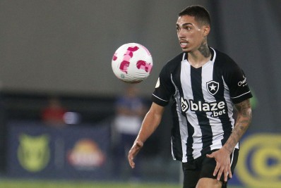 Lateral do Botafogo entra na mira de clube turco