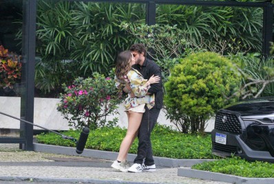 Jade Picon e Chay Suede dão beijão nas filmagens de 'Travessia'