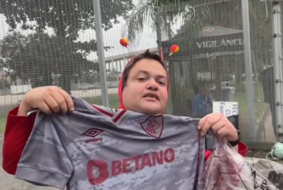 Fábio, goleiro do Fluminense, presenteia ilustre torcedor do Flamengo com camisa para sua mãe