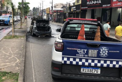 Carro pega fogo na Avenida Dom Hélder Câmara 