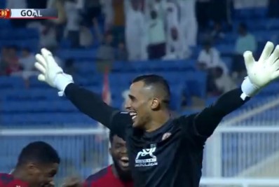 Na Arábia Saudita, goleiro marca gol após dar chutão de dentro da própria área; veja o vídeo