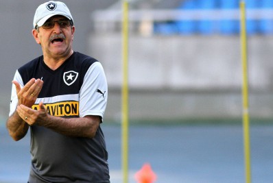 Ex-técnico do Botafogo se arrepende de sua postura em processo contra o clube: 'Um descalabro'