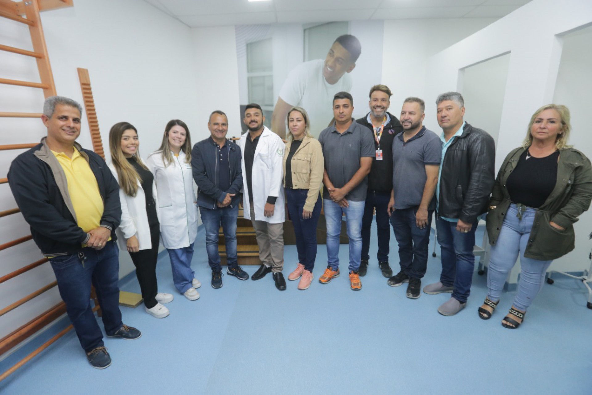 Prefeito Waguinho, secret&aacute;rio Christian Vieira e vereadores com funcion&aacute;rios da unidade - Rafael Barreto / PMBR