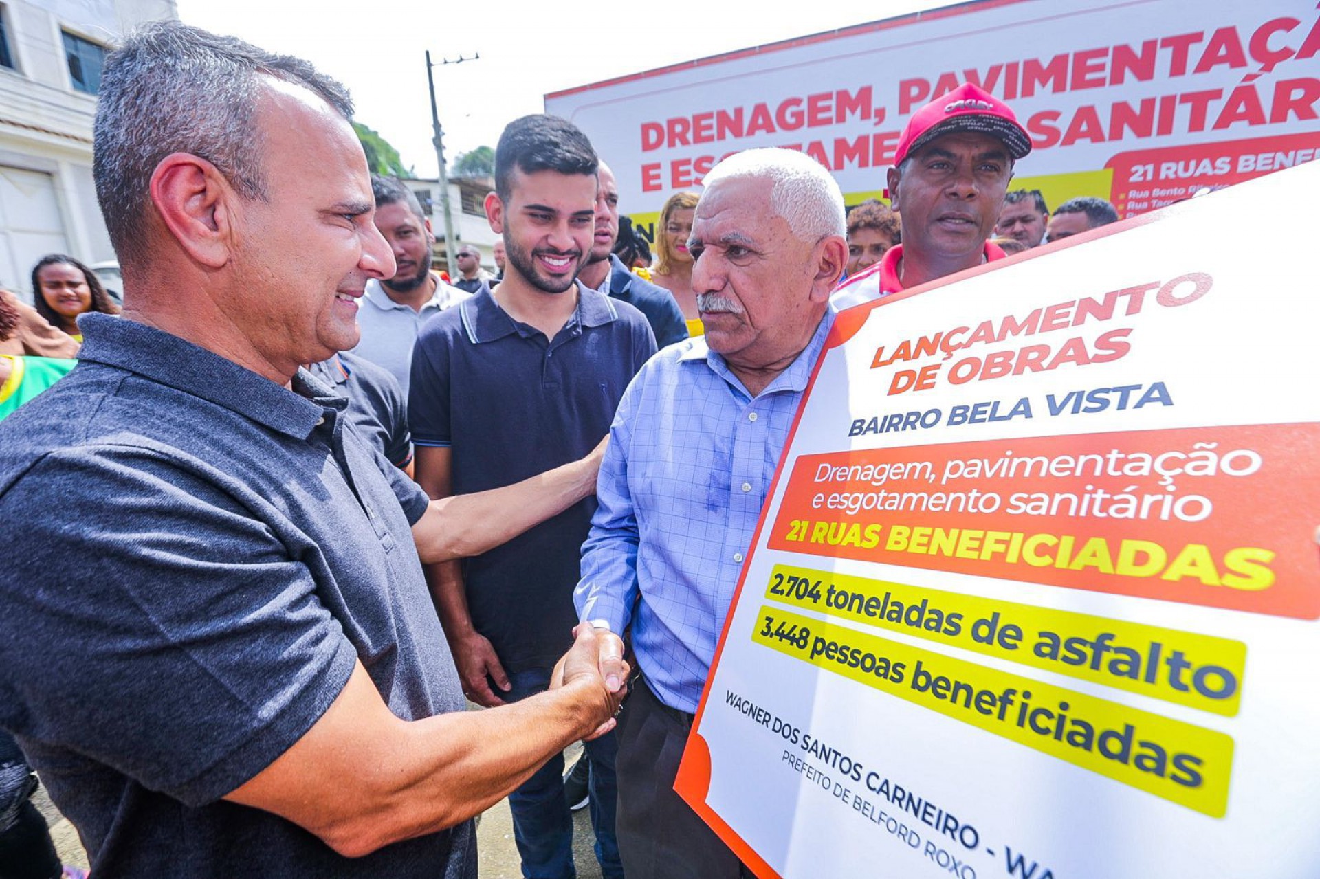 Waguinho cumprimenta o pastor Francisco, que h&aacute; 39 anos mora em Bela Vista - Rafael Barreto / PMBR