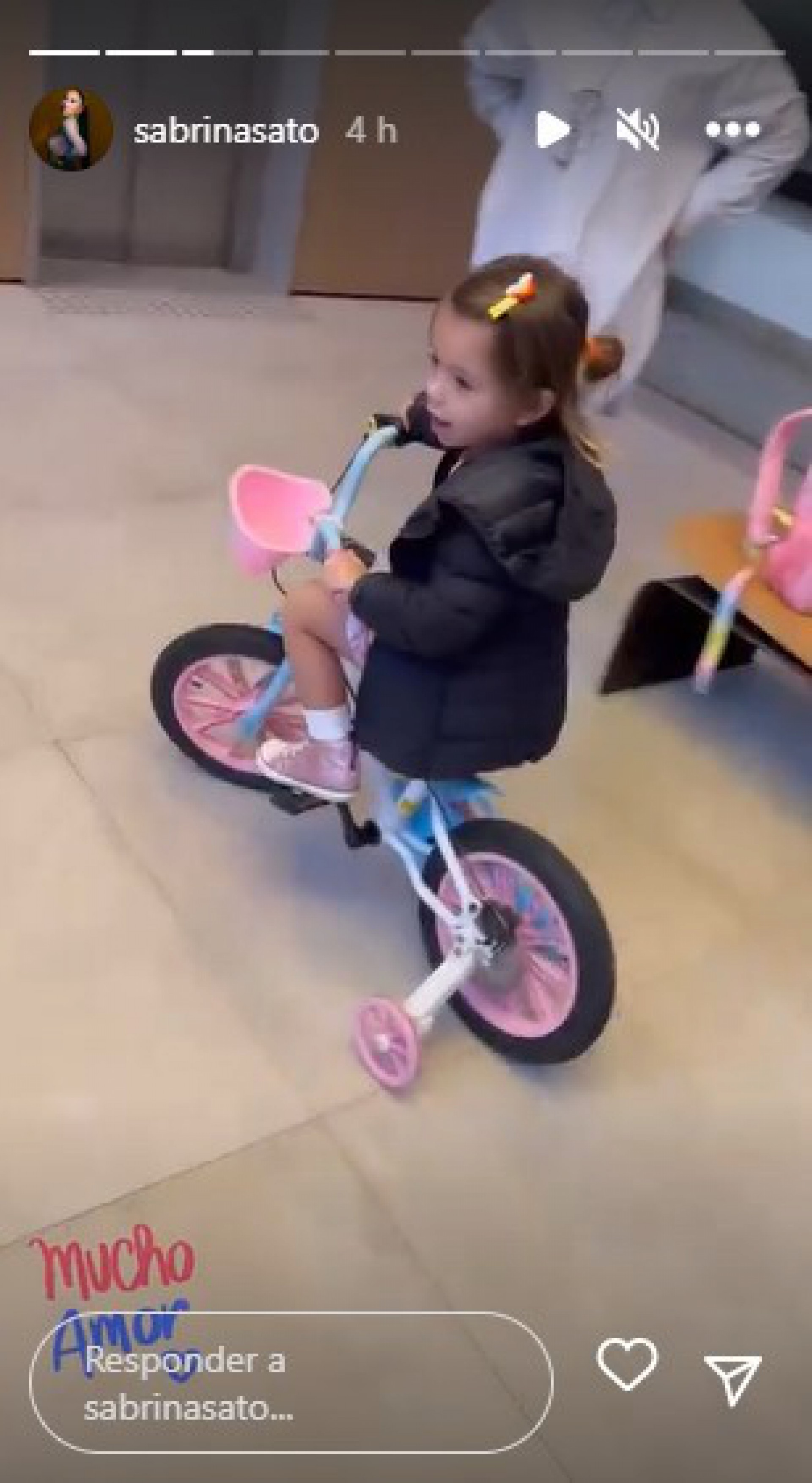 Sabrina Sato aproveita tarde de atividades com Zoe  - Reprodução Internet