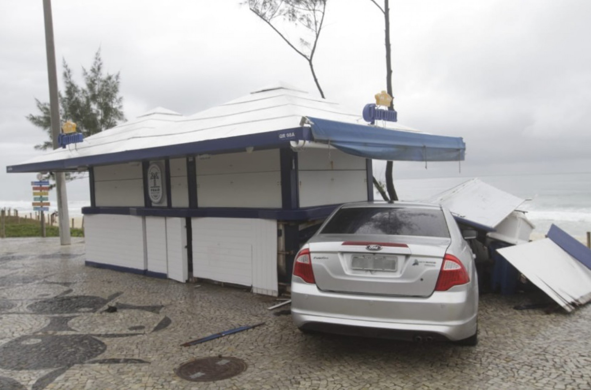Carro bate em quiosque na praia do Recreio dos Bandeirantes - Marcos Porto / Ag&ecirc;ncia O Dia