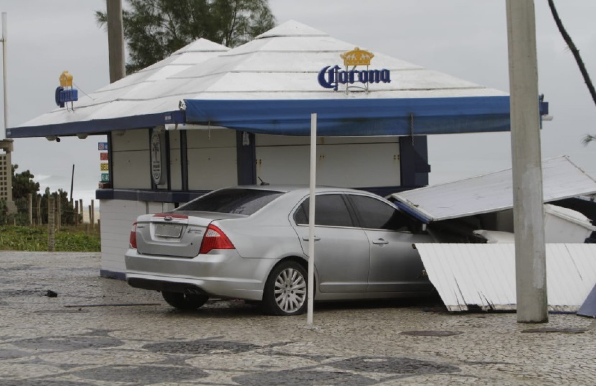 Carro bate em quiosque na praia do Recreio dos Bandeirantes - Marcos Porto / Ag&ecirc;ncia O Dia