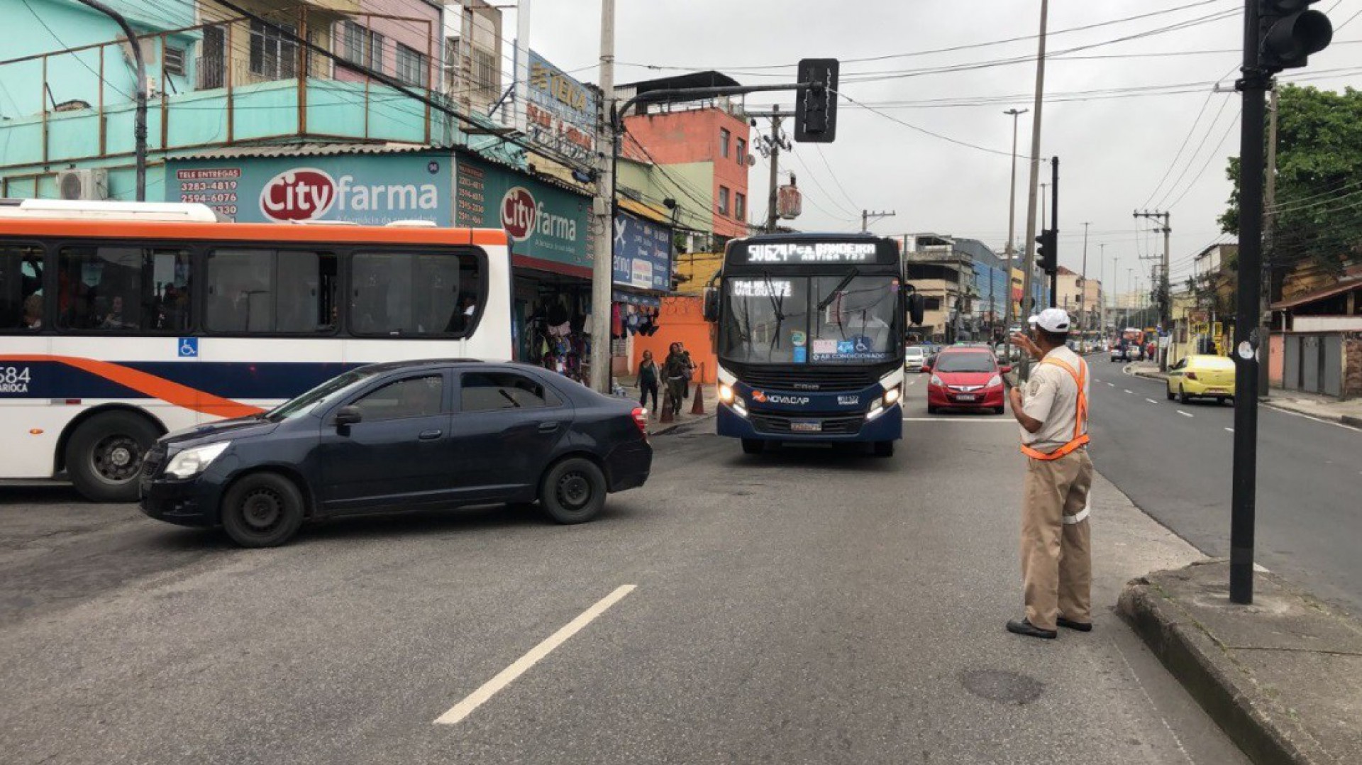 Acidente com carro causa trânsito na Zona Norte - Divulgação