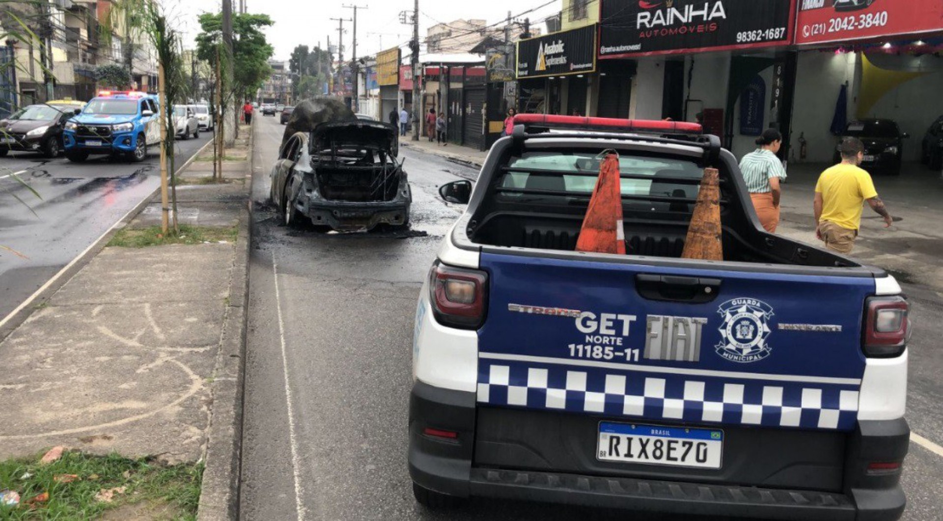 Carro pega fogo na Avenida Dom Hélder Câmara, no bairro de Piedade, Zona Norte do Rio - Divulgação